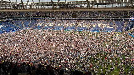 Espanyol asciende a Primera División tras remontar a Real Oviedo y su afición invade el campo para una celebración legendaria