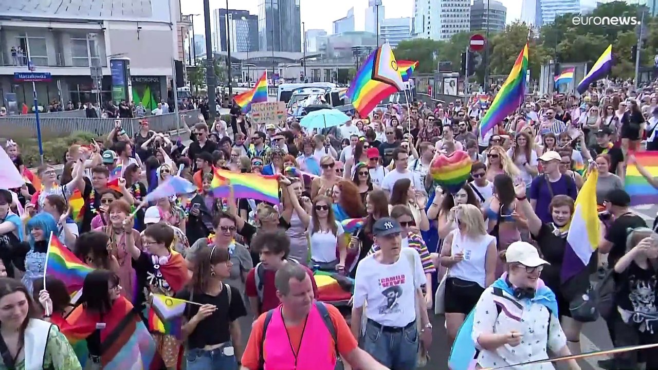 بولندا: عشرات الآلاف يشاركون في موكب فخر المثليين بالعاصمة وارسو