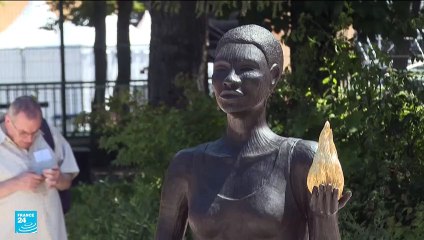 امرأة سوداء تحمل شعلة وغصن زيتون رمزا لأولمبياد باريس