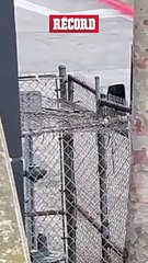 Edson Álvarez llegando a Los Angeles en muletas #LosAngeles #México #Edsonalvare