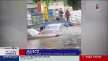 Lluvia en la Col. Arandas, en Guadalajara, arrastró varios vehículos