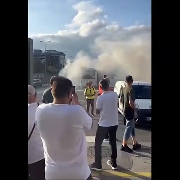 Avcılar metrobüs durağında yangın çıktı
