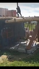 Coulée du béton c'est dangereux... Maçon pas compétent mais chanceux