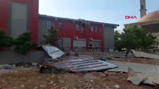 Gaziantep'te şiddetli rüzgar çatıları uçurdu
