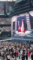 تايلور سويفت تصدم معجبيها بإحضار ترافيس كيلسي إلى المسرح في عرضها الثالث في ويمبلي: شاهدوه يحملها!