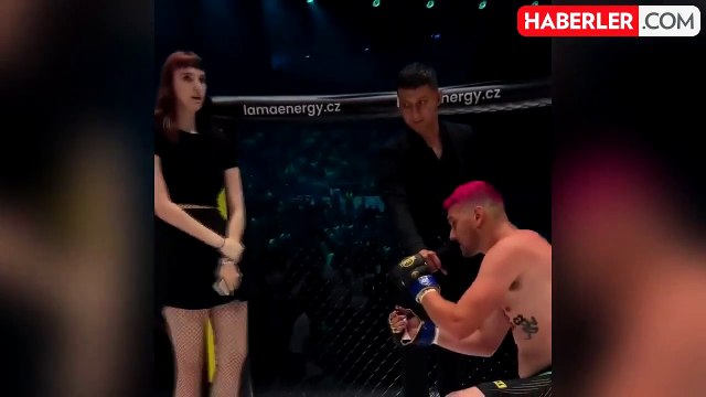 Çekyalı kafes dövüşçüsü Lukas Bukovaz, 20,000 kişi önünde evlenme teklif ettiği kız arkadaşı tarafından reddedildi