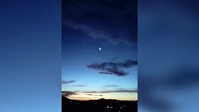 Il video del misterioso fascio di luce e dell'oggetto non identificato avvistati nei cieli del Sud Italia
