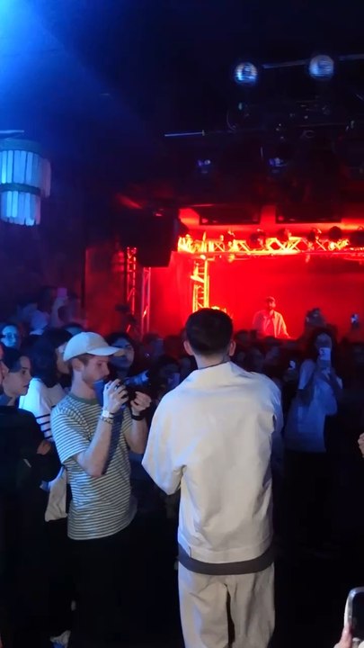 Victorien chante « Les Fleurs » à son premier concert (La Boule Noire, Paris)