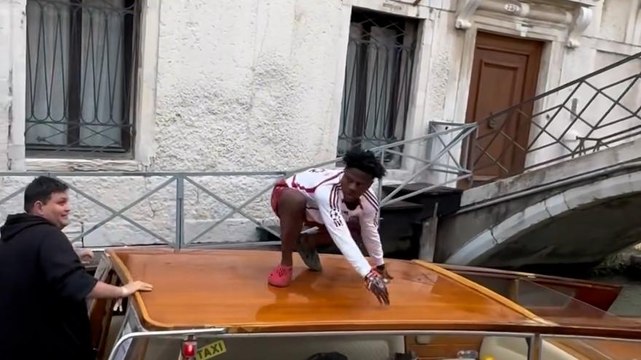 L'influencer Speed salta dai ponti a Venezia: tra i commenti su Instagram spunta anche Leão