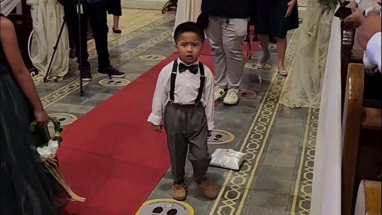 Hochzeitschaos: frustrierter, kleiner ringträger wirft das ringkissen weg