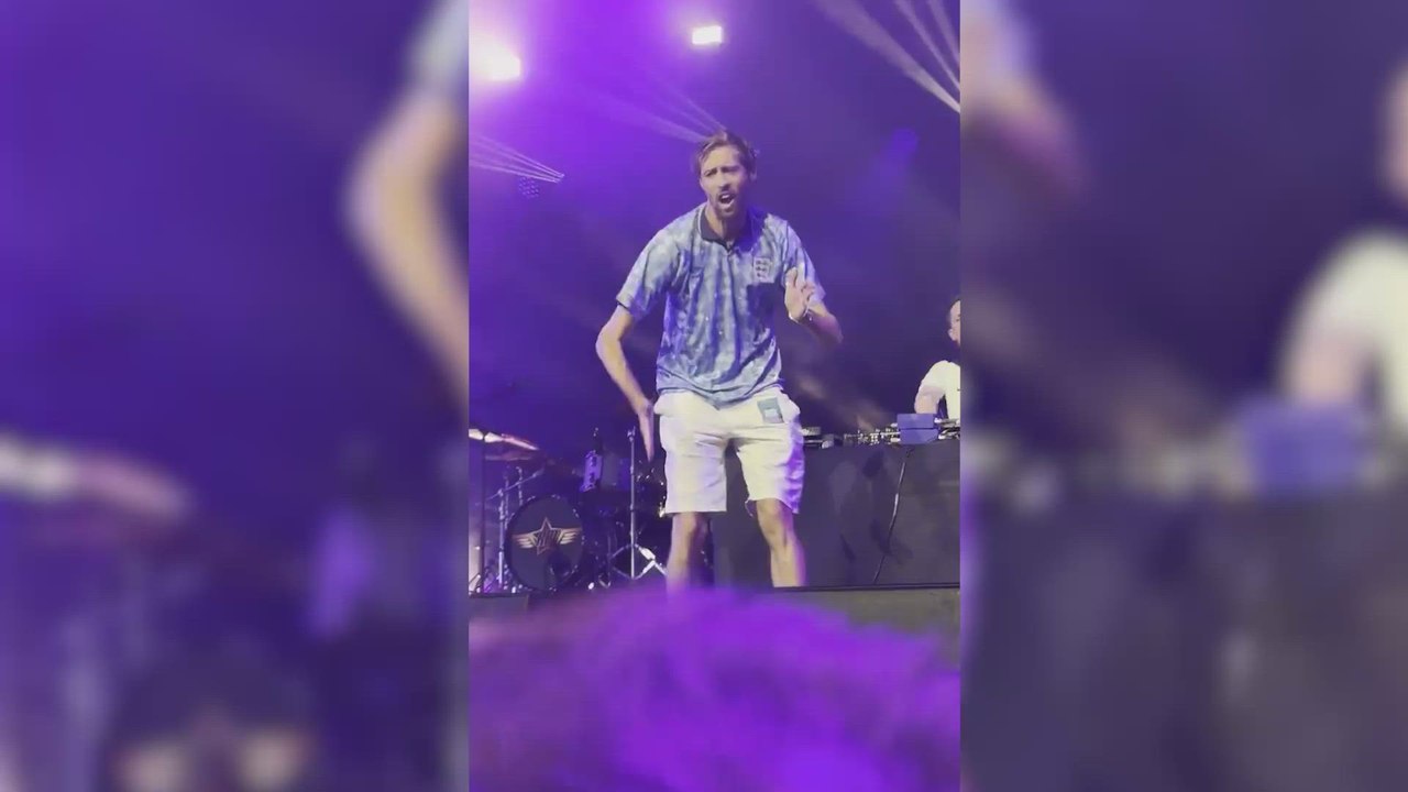 APARECE PETER CROUCH es un festival y SE SACA los PASOS PROHIBIDOS: qué manera de BAILAR