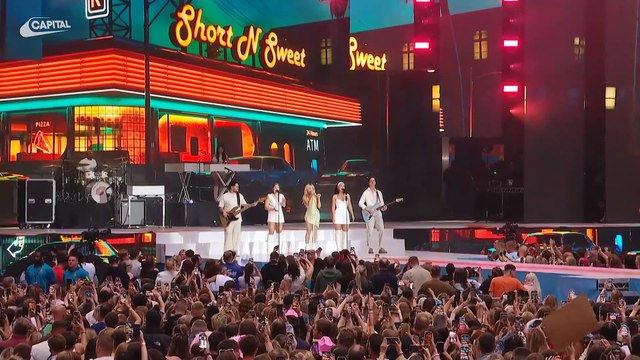 Sabrina Carpenter chante son tube Please Please Please en live
