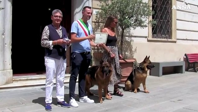 Gunther VI, il cane piu' ricco del mondo, e la sua compagna Cindy in Versilia