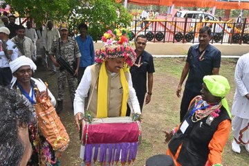 रानी दुर्गावती का बलिदान दिवस : आदिवासी कालाकारों के साथ जमकर थिरके CM मोहन यादव, देखें वीडियो