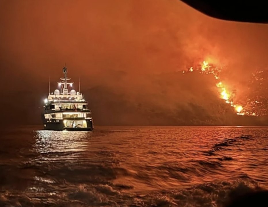 Des touristes sur un yacht tirent un feu d'artifice et provoquent un incendie en Grèce
