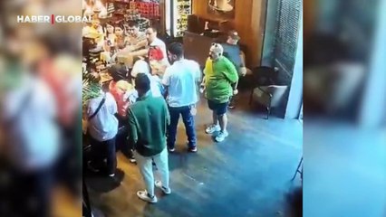 Başörtülü kız kardeşlere AVM'de çirkin saldırı! Sipariş tepkisini üzerine alınınca ortalık bir anda karıştı