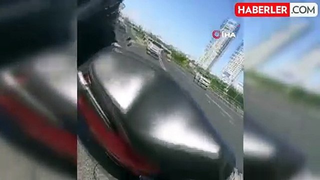 Zeytinburnu'nda motosikletli parktan çıkan otomobile çarptı: Kaza anı kask kamerasında