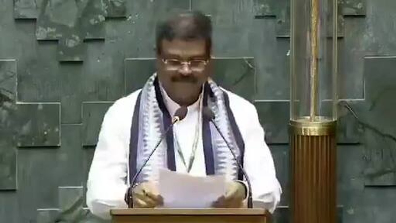 शपथ लेने के लिए उठे धर्मेंद्र प्रधान नीट-नीट के लगने लगे नारे