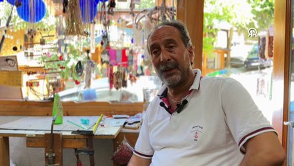 Ateşle yeniden buluşan atık cam, ustasının elinde süs eşyasına dönüşüyor