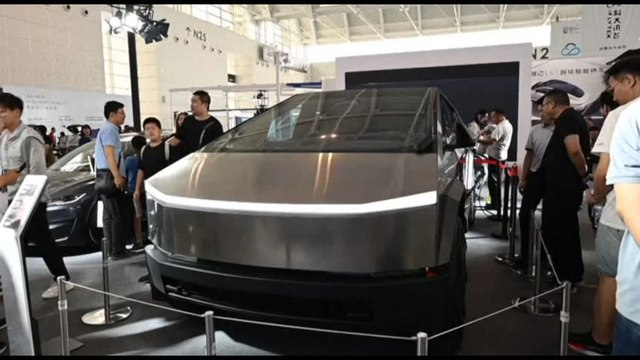 World Intelligence Expo in Cina, cinesi stupiti dal Tesla Cybertruck