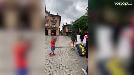 Un niño simula disparar a un agente en Oñate e indigna a la Guardia Civil