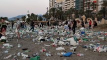 La playa de La Malagueta amanece hasta arriba de basura tras la celebración de la noche de San Juan