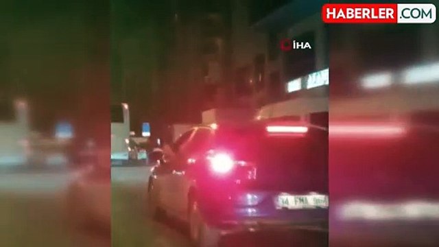 Seyir halindeyken ayağını camdan çıkartan şoför trafiği tehlikeye soktu
