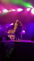 Gilbert Montagné chute violemment en plein concert