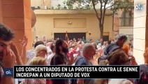 Los concentrados en la protesta contra Le Senne increpan a un diputado de Vox