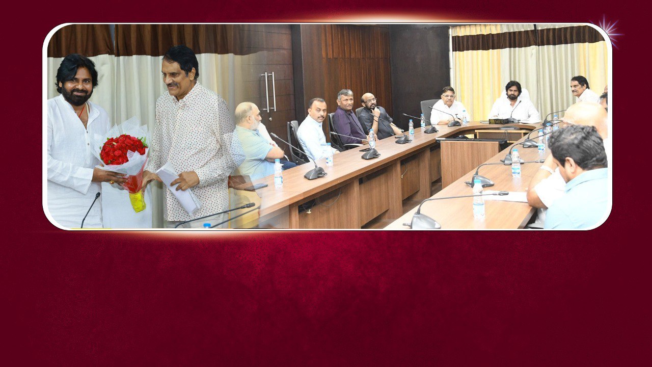 AP Deputy CM Pawan Kalyan ను కలిసిన టాలీవుడ్ నిర్మాతలు.. సినిమా కష్టాలు ఇలా..! | Filmibeat Telugu