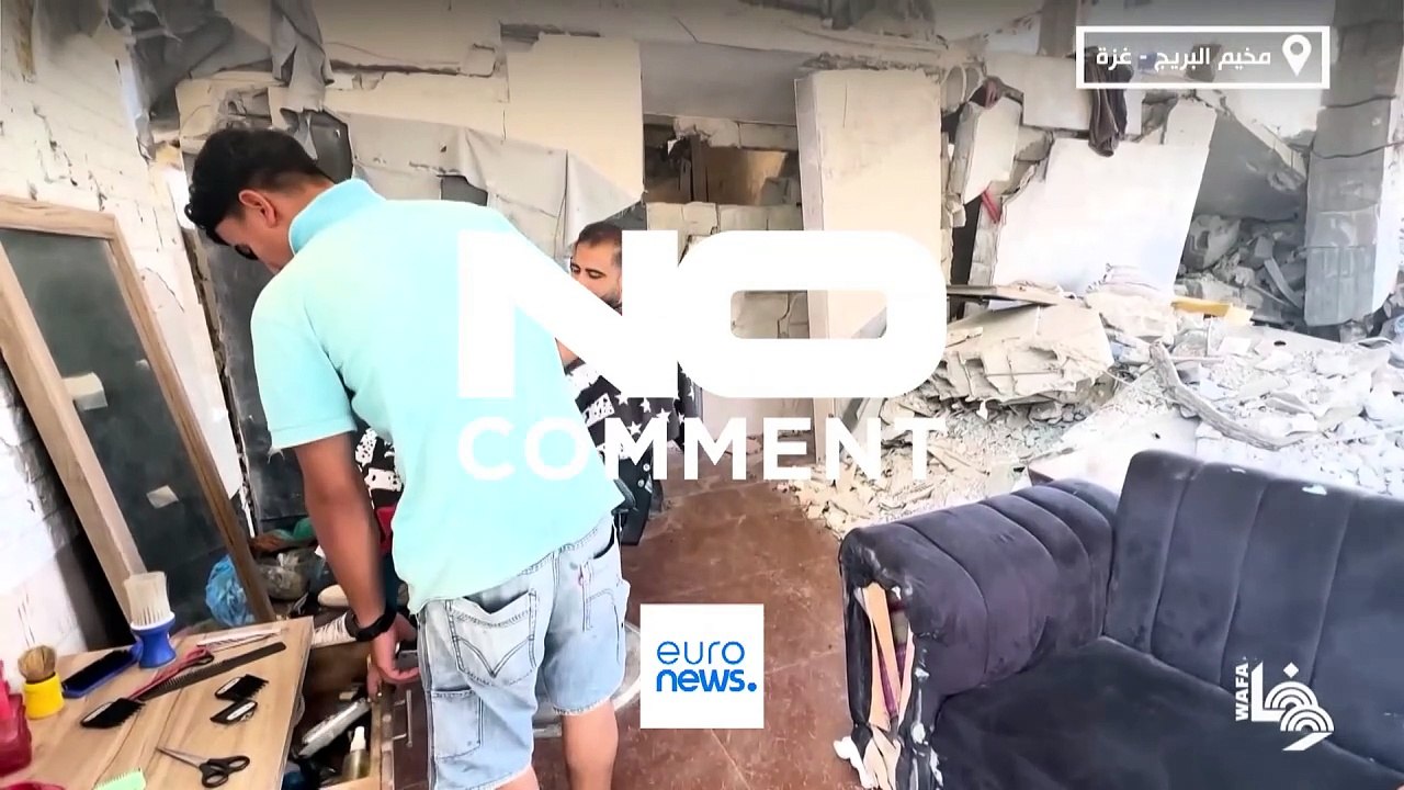 Umgeben von Trümmern: Ein Friseur schneidet Haare in Gaza