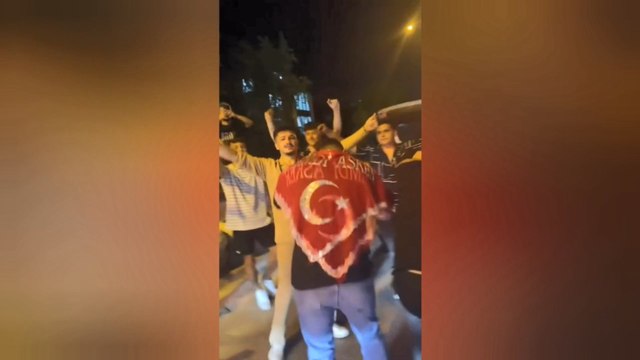 Asker uğurlama konvoyundakiler yolu kapatıp çiftetelli oynadılar