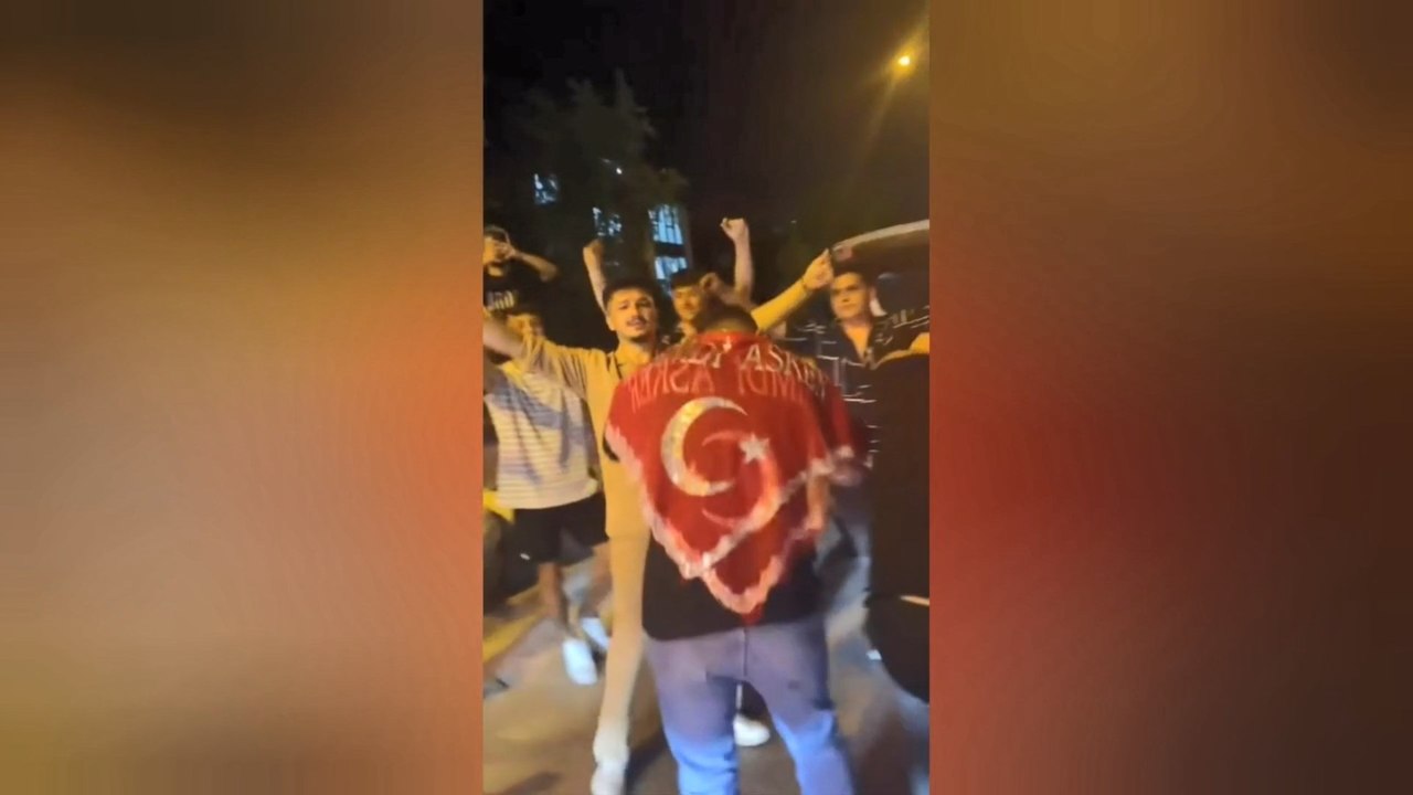 Asker uğurlama konvoyundakiler yolu kapatıp çiftetelli oynadılar