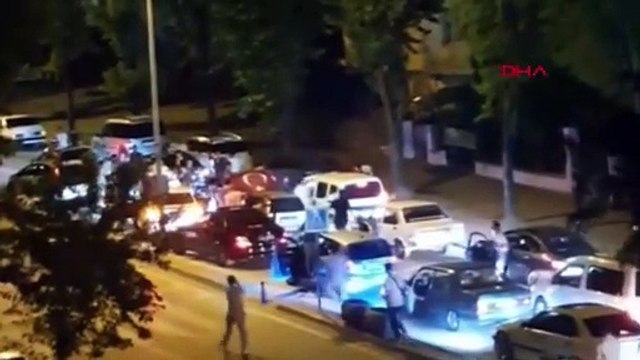 Asker uğurlama diye yolu trafiğe kapattılar, çiftetelli oynadılar