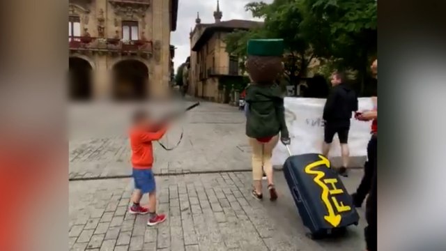 Polémica por este vídeo de un niño apuntando a un disfrazado de guardia civil en Guipúzcoa