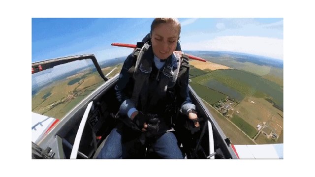 Vídeo: piloto de caça tenta pouso de emergência após cobertura do avião abrir