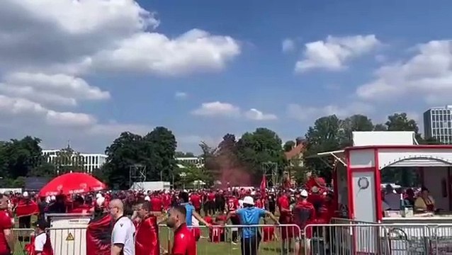 Atmosfera e tifozeve shqiptare ne Gjermani para ndeshjes me Spanjen