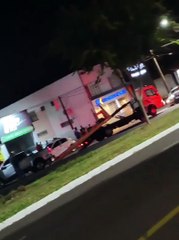 Video herunterladen: Motorista é preso por embriaguez após bater em três veículos estacionados em Umuarama