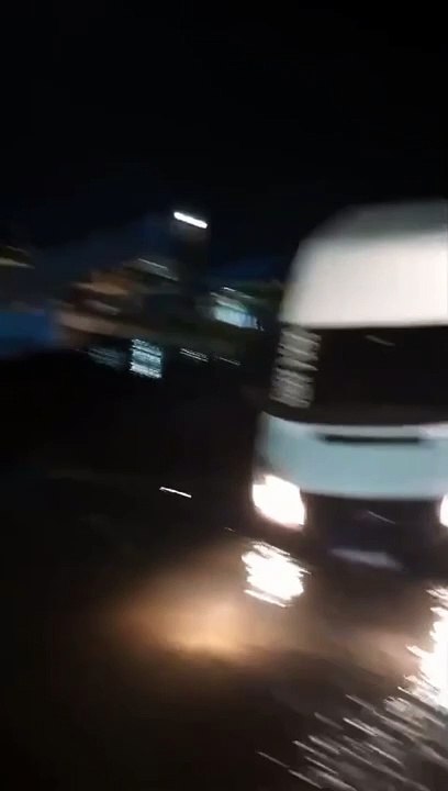 Van é arrastada para dentro da água por balsa que faz travessia para Ilha dos Valadares