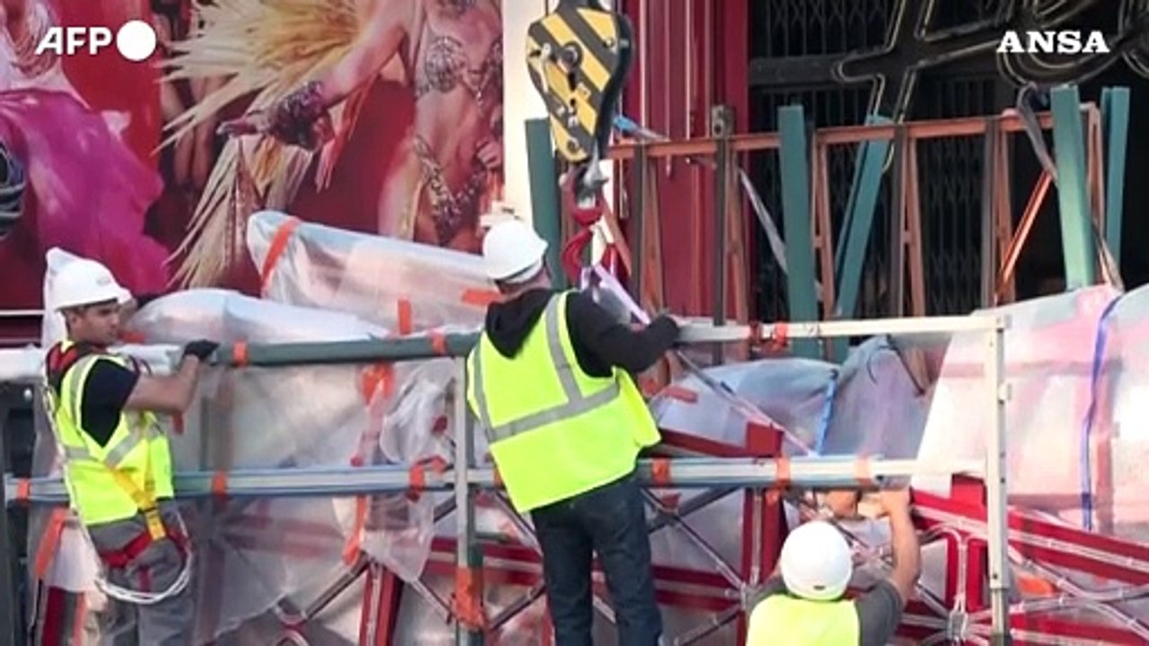 Parigi, il Moulin Rouge rimette le ali dopo il crollo ad aprile