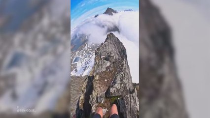 Un hombre baja por el filo de una navaja