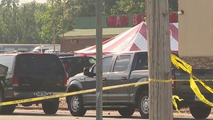 美 총기난사 20대 희생자, 다른 부상자 돕다 참변 / YTN