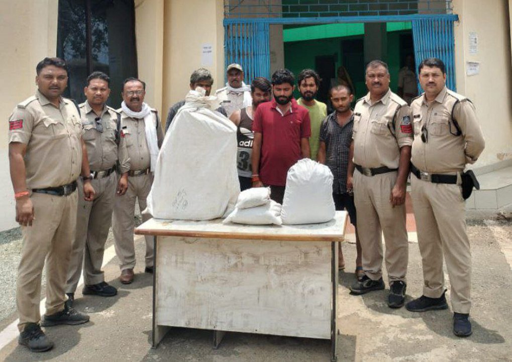 आधा दर्जन लोगों से 1 लाख से अधिक का गांजा जब्त