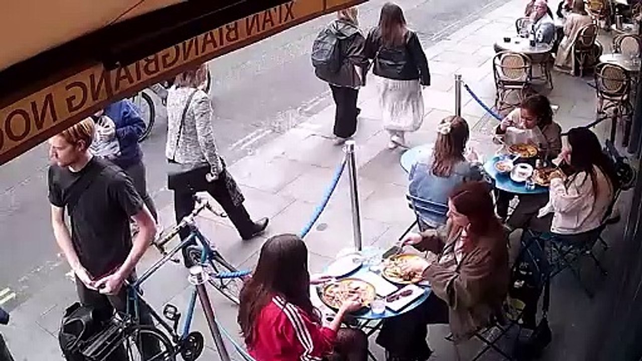 Pickpocket steals woman’s phone while she eats at restaurant
