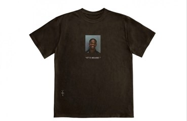トラヴィス・スコット、自身のマグショットがプリントされたTシャツを販売