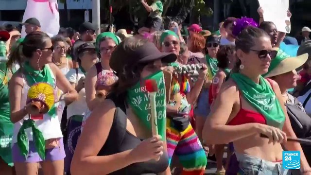 Mujeres brasileñas protestan en oposición a proyecto de ley que penaliza el aborto