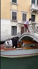 Venezia, l'influencer IShowSpeed e le acrobazie tra ponte e motoscafo. Daspo della polizia