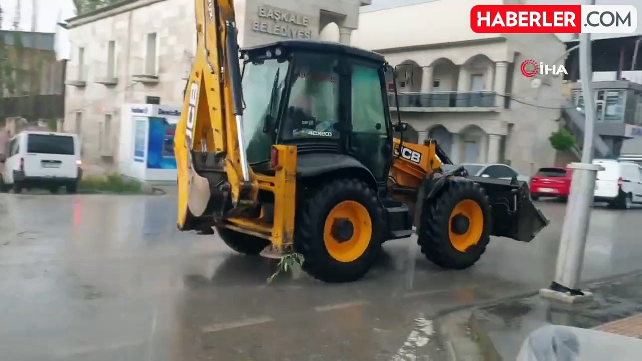 Kuvvetli sağanak yağış ve dolu dolu etkili oldu: Yollar dereye döndü