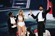 Taylor Swift se tragó otro bicho en el escenario de Londres