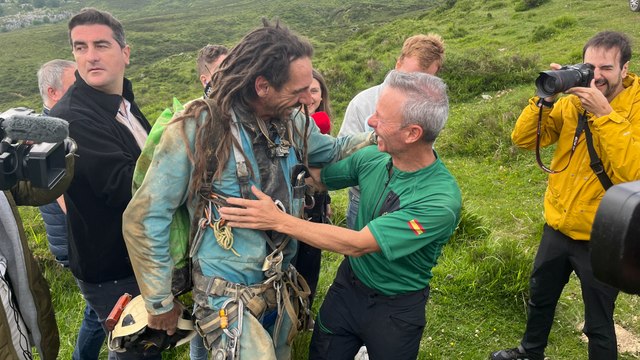 Alegría y alivio tras encontrar ilesos a los dos espeleólogos desaparecidos en una cueva de Cantabria